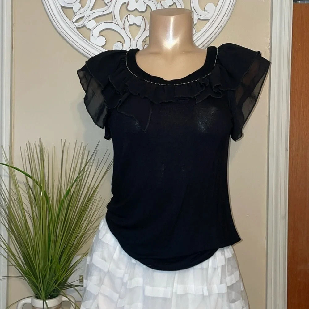 Cable & gauge women’s shirt Medium top blouse black short sleeve ruffle neck